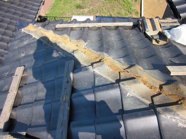 長久手市で歪みが生じた棟瓦の積み直し工事を実施、南蛮漆喰で熨斗瓦を積み直す様子を紹介